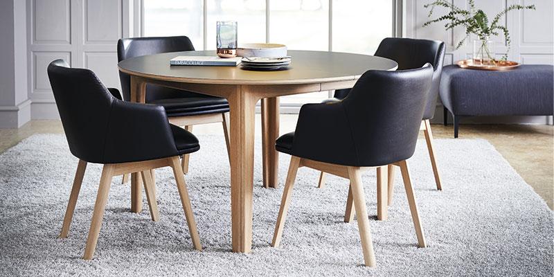 Rundt skovby spisebord med læderspisestole